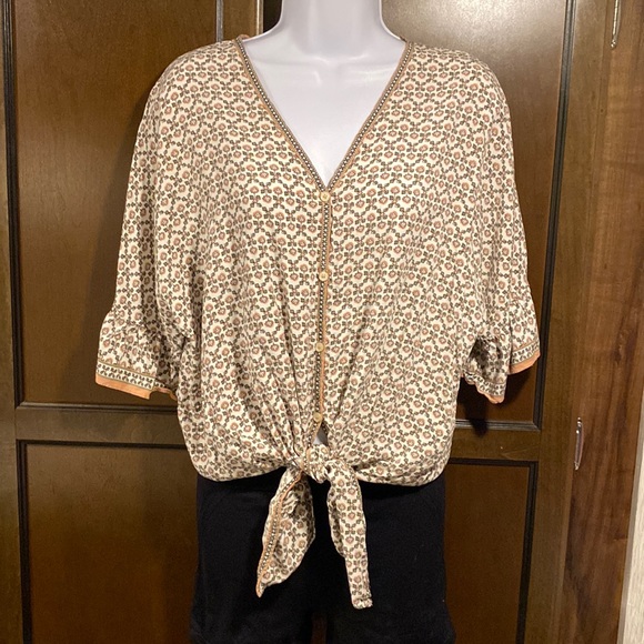 Max Studio Women’s Large quarter sleeve button v neck blouse with front knot - Picture 2 of 10